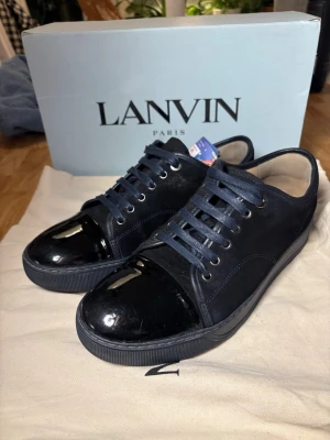 Lanvin - Säljer ett par Lanvin i mycket gott skick, storlek UK 7 (motsvarar ungefär 42-43 då de är stora i storlek). Skorna kommer med originalbox och dustbags. Hör gärna av dig vid frågor!