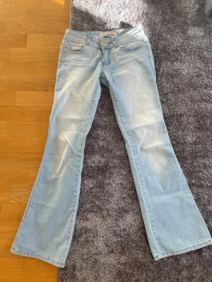 Ljusblå bootcutjeans  - Sjukt snygga ljusblå lågmidjade bootcutjeans. Sparsamt använda och har blivit för små, lägg gärna bud🩵S26 L32