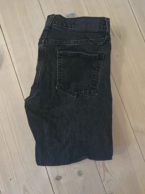 Svarta relaxed jeans Jack & Jones - Säljer ett par svarta relaxed fit jeans från Jack & Jones, modell Chris. Jeansen har klassisk femficksdesign och raka ben. Perfekta för en avslappnad och trendig stil. Storlek 30 34