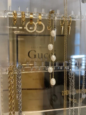 Edblad pärlarmband - Populärt snyggt armband i guld med vita pärlor, från Edblad. 