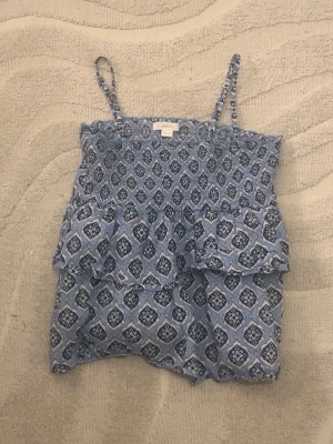 Blå linnetopp - Blå linne topp med volang och fint blått mönster