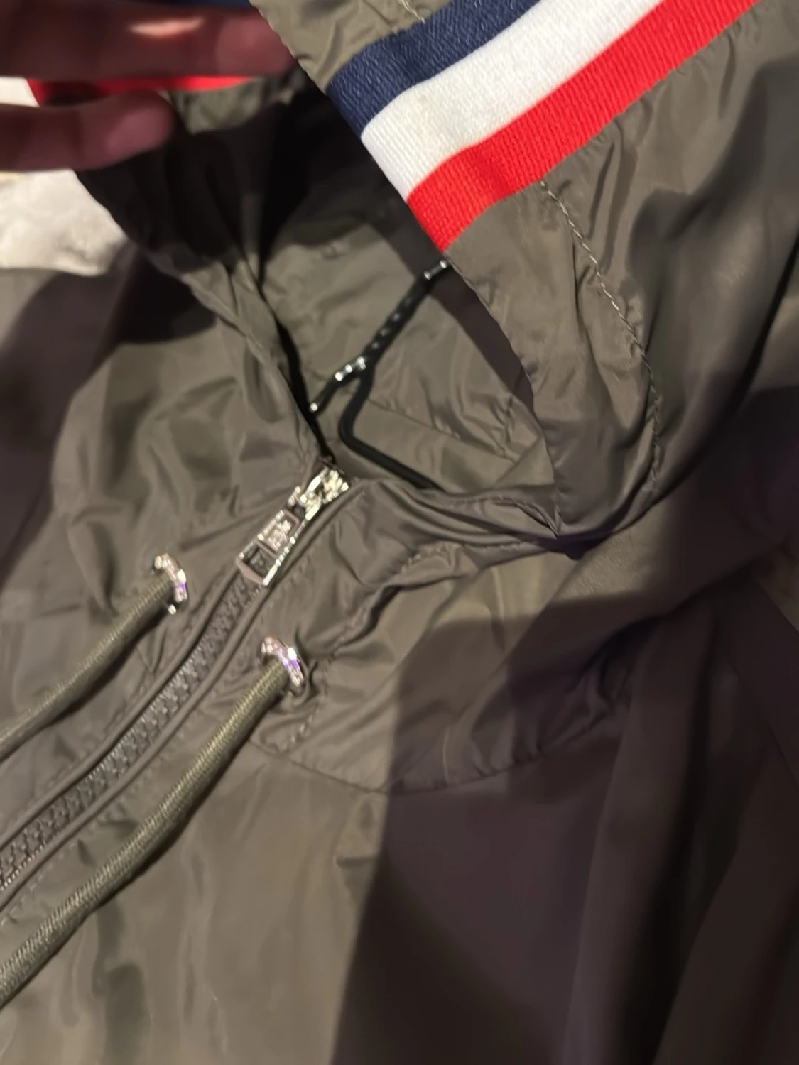 Moncler mörkgrön vindjacka med huva - 2