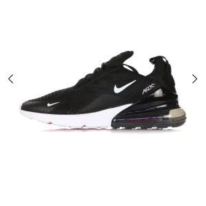 Oanvända Nike Air Max 270 EU44.5  - Helt nya i original låda, äkta. Storlek 44.5 Ord.pris ca 1900 kr. Sista pris 1500 kr. Inga byten/no trades eller skambud. Skickar spårbart och försäkrat. Kvitto finns