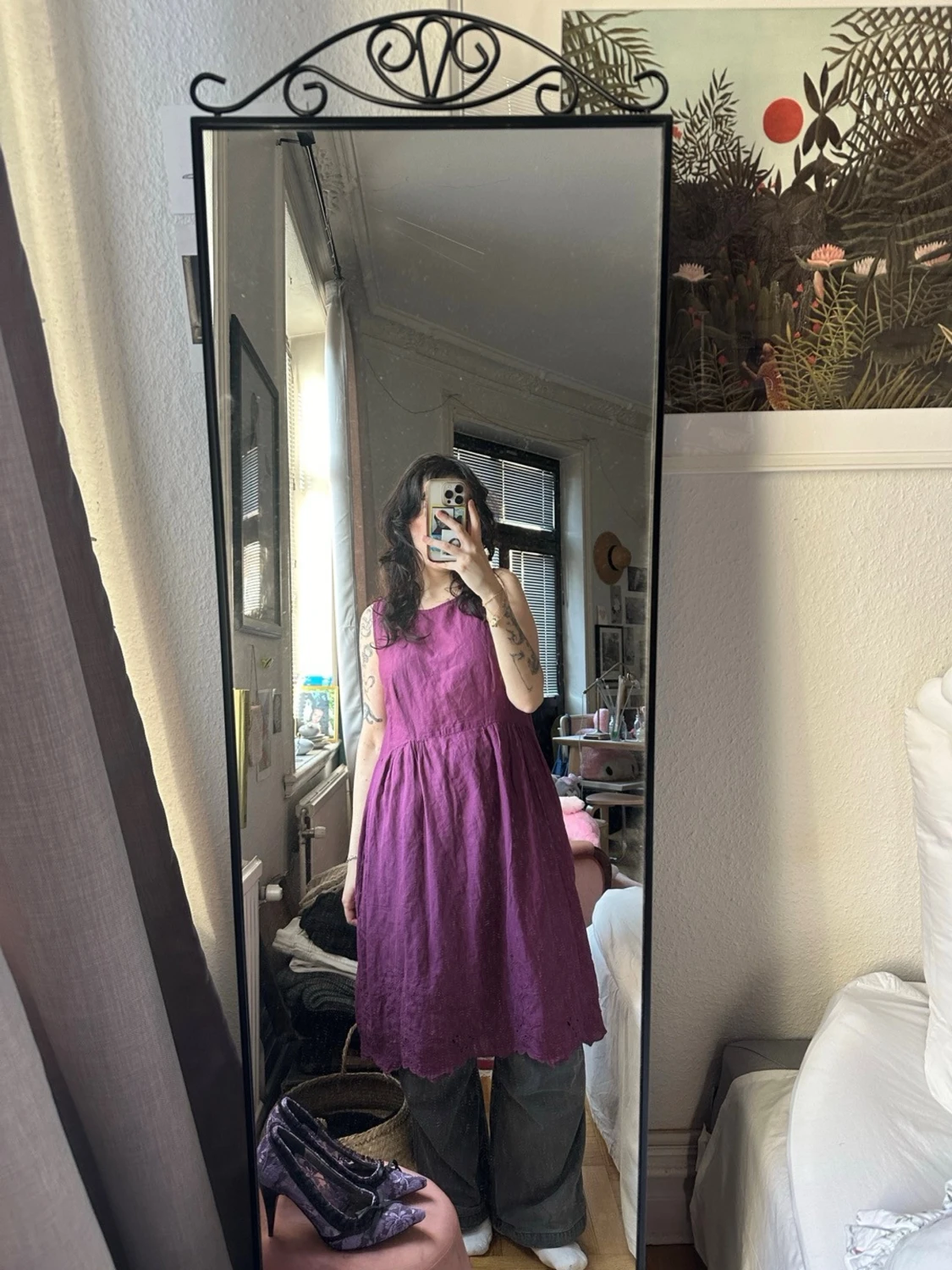 lila klänning med engelsk brodyr