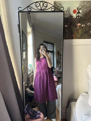 lila klänning med engelsk brodyr - only flaw is that the seam has opened up a little (see photo) but it can easily be restitched or just left as is because it is little risk that the seam will open up more  i am around 160/161cm for reference