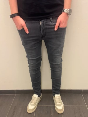REPLAY ANBASS JEANS - Replay Anbass Jeans. Mycket bra skick. Storlek: 30/30. Hör av dig vid fler frågor eller funderingar!