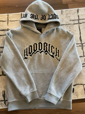 Hoodrichhjoodie - Säljer en Grå/svart hoodie från Hoodrich. Är i fantastiskt skick och går att passa på flera stiler och håller dig stillig. Skriv om de är något du undrar.
