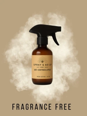 Anti-skrynkelspray - Slipp strykjärnet och få släta, fräscha kläder på bara några sekunder! Vår anti-skrynkel-spray utan doft är perfekt för dig som vill ha ett effektivt resultat samtidigt som kläderna fräschas upp. Sprayen slätar ut skrynklor snabbt och skonsamt utan att göra tyget blött. Den ger en lätt fukt som torkar snabbt och lämnar plagget fräscht och redo att användas – perfekt för vardag, jobb och resor.