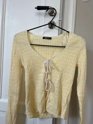 Gul ribbad kofta från Gina Tricot - Söt ljusgul ribbad kofta från Gina Tricot med långa ärmar och knytning framtill med rosetter 💛💛 