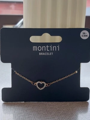 Guld armband med hjärta - Guldfärgat armband från Montini med ett hjärta i mitten dekorerat med små gnistrande pärlor. Helt oanvänd!!!