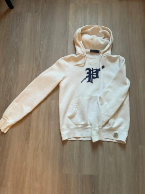 Vit hoodie från Polo Ralph Lauren - Snygg vit hoodie från Polo Ralph Lauren. Bara höra av er om minsta lilla fråga.