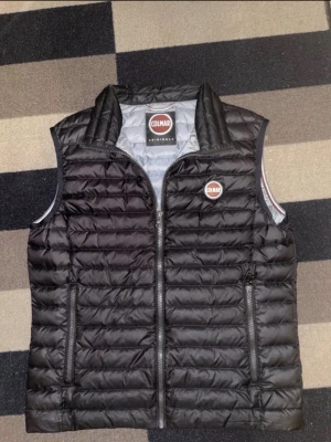 Colmar väst - En riktigt fräsch väst från märket colmar den är i storlek 48 vilket motsvarar S. Västen har inga tecken på användning. Den är riktigt lätt att matcha och funkar till i princip allt, säljer då den är för stor för mig. Skriv vid minsta fundering priset är ej hugget i sten!