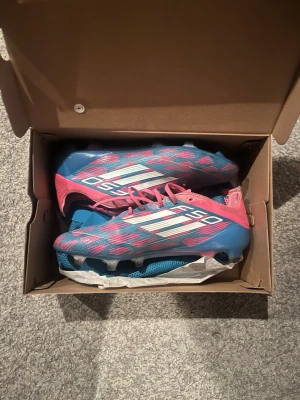 Adidas F50  - Säljer mina  Adidas F50 då dom är för små.Skorna är använda 2 träningar.