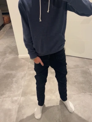 Replay jeans - Grish stilrena och vackra Replay hyperflex jeans i svart / mörkblå. Jeansen är sprillans nya och bara använd en eller två gånger. Säljer de för att de inte riktigt passar min stil. Nypris ca 1600kr. Storlek 29/32. Kvitto finns