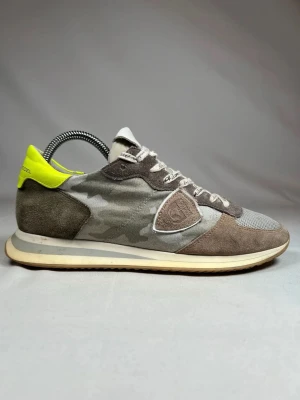 Philippe Model sneakers  - Juvligt snygga philippe model sneakers i nyskick använda ett fåtal gånger och är som nya storlek 41 passar som 42 och matchar juvligt snyggt med alla outfits i din garderob😁#gevantacloset 