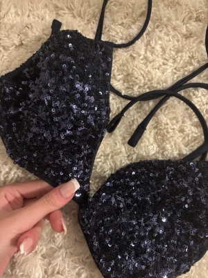 Calzedonia glitter bikini  - Bikini topp från calzedonia säljer eftersom den ej passade mig. Säljs inte längre ❤️ storlek står inte men skulle säga 75C