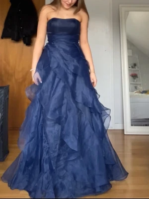 balklänning  - supervacker balklänning !! använd en gång i slutet på 9an och väldigt bra skick. stl 34-36🌟 den 3 sista bilderna är lånade, men det är samma klänning