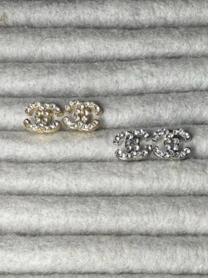 Örhängen  - Superfina glittrande örhängen i både guld och silver!! 39kr/st🩷🩷