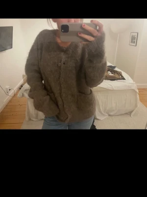 NA-KD brun mohairkofta – mjuk & fluffig – storlek S - Fin brun mohairblandad kofta från NA-KD i storlek S. Väldigt mjuk, fluffig och mysig – perfekt till höst och vinter. Koftan har knäppning fram, en avslappnad passform och fickor framtill. Lätt att matcha med jeans eller över en klänning.  Skick: Mycket fint skick Storlek: S Färg: Brun Material: Mohairblandning Märke: NA-KD denna färg säljs ej längre va jag sett!❤️❤️❤️❤️