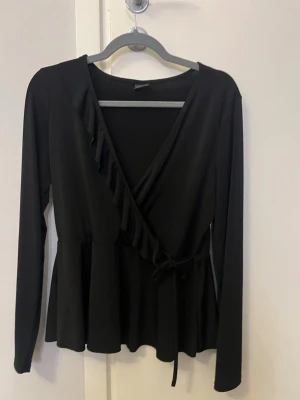 Svart omlottopp  - Fin svart omlottopp!