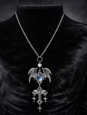 Gothic halsband med fladdermus och kors - Unikt halsband i silverfärgad metall med en stor fladdermusformad detalj och ett blått ovalt smycke i mitten. Under hänger ett dekorerat kors med små hängande detaljer. Kedjan är tunn och smycket har en pärlliknande detalj ovanför fladdermusen. Perfekt för dig som gillar alternativ stil.