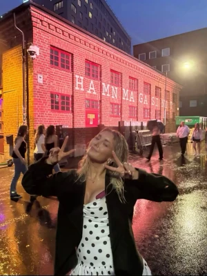 Vit kort klänning med svarta prickar - Säljer en vit kort klänning med svarta prickar och breda axelband. Klänningen har en volangig kjol och en söt, feminin form som passar perfekt för sommarens alla tillfällen. Materialet känns lätt och luftigt. Inga skavanker på klänningen!! Säljer pågrund av lite användning💕🙈 