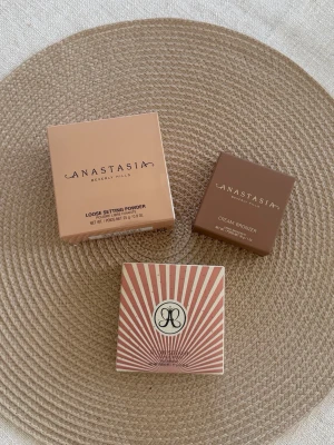 Anastasia smink   - Anastasia loose setting powder 25g. Anastasia Golden stan cream bronzer. Anastasia sun idol highlighter. Allt nypris kostar egentligen runt 1300kr. 