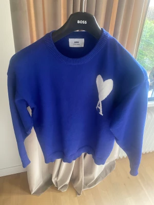 Ami Paris sweatshirt  - Ami Paris sweatshirt i fint skick införskaffad förra året vid frågor och funderingar hör er😊💛