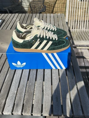 Addidas samba grön ”ormskinn” - Nästan helt nya addidas samba, knappt använda. Säljer då dem är för små för mig. Nypris 1300kr, mitt pris 799kr. Skriv vid frågor och du funderingar!!