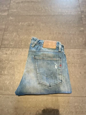 Replay anbass - Replay jeans i modellen Anbass. Storleken är W32 L32. Jeansen är använda 2 gånger alltså är den i ny skick. 10/10 skick. Slimfit