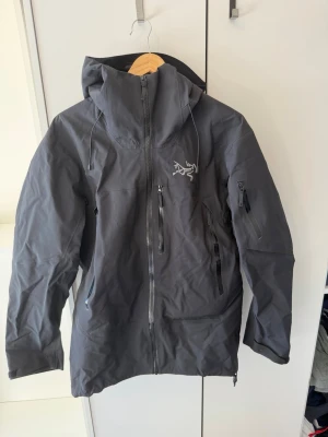 Arcteryx Rush Jacka - Fräsch och välbeskött Arcteryx jacka i modellen Rush. Arcteryx Rush modeller är ~65/35. Där man menar att jackan är 65% till för snö och alpinåkning, 35% till regn och vandring. Den ultimata jackan helt enkelt! Jackan är utrustad med Recco och även goretex pro, (inte vanliga goretex som t.ex Beta SL har). Insköpt för 8600kr. Jackan är endast använd en vecka i Chamonix! Inget mer! Säljes då jag behöver höja en storlek. Passar M, även S. Skriv vid minsta fundering! 