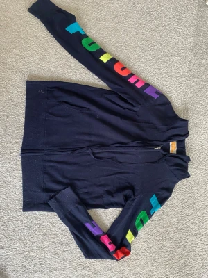 Mörkblå cashmire ziphoodie från from future  - Cool och unik cashmire hoodie med dragkedja från from future. Bra skick- nypris 1500kr.Hoodien har fickor framtill och ribbade muddar. Perfekt för dig som vill sticka ut med färg och stil. Materialet känns mjukt och bekvämt.