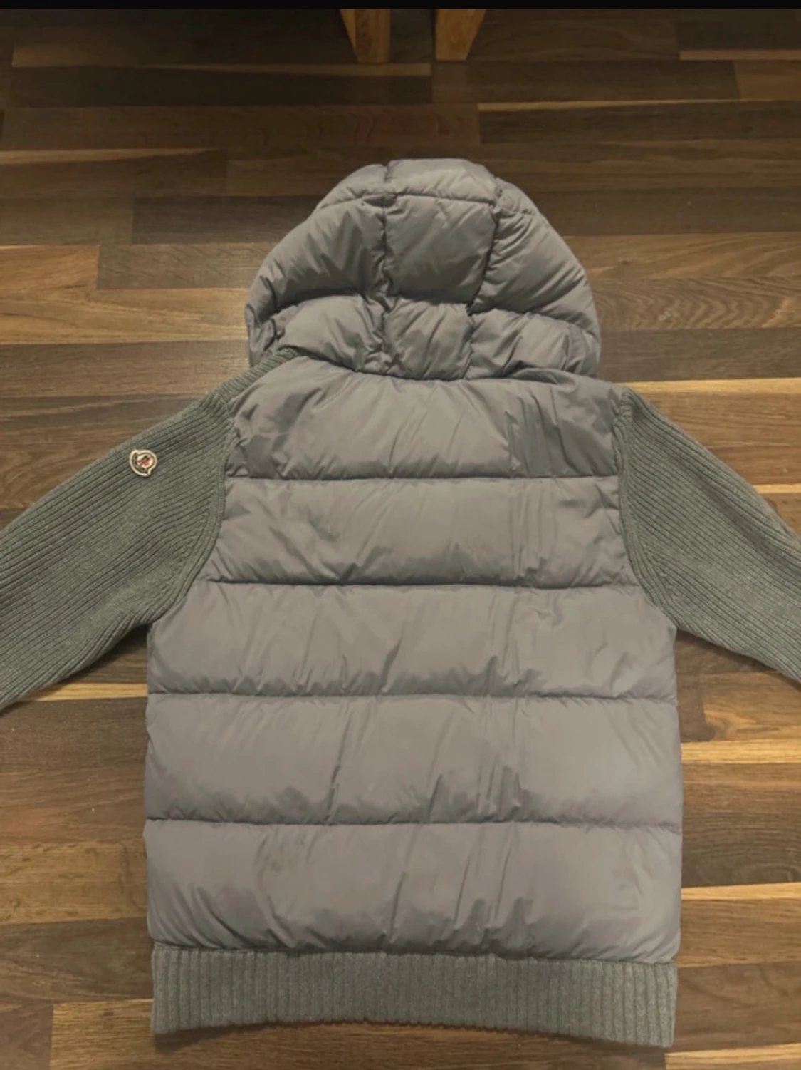 Grå pufferjacka från Moncler - 1