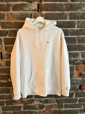 Vit Hoodie Tommy Jeans - Fräsch vit hoodie från märket Tommy  Jeans( Tommy Hilfiger) | Storlek: S | Modellen: 175cm 70kg | skick 9/10 | Skriv vid minsta lilla fundering!🙌