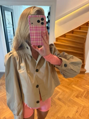Trench coat  - Säljer denna såå söta beiga trench coat från asos❤️❤️❤️ älskaaaar denna 