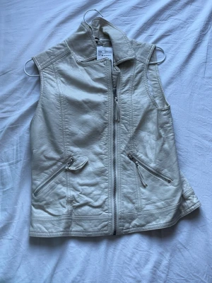 Vit skinnväst med dragkedjor - Snygg vit skinnväst från h&m helt nya och super snygg 