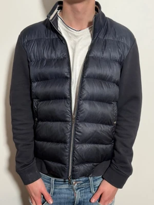 Herno cardigan  - En fet mörkblå cardigan från lyx märket Herno!!! Passar perfekt nu till vår kvällarna. Ny pris runt 7500kr! Size 48! Sitter som size S. Skick 9/10 några små defekter man ser på väldigt nära håll. 100% äkta