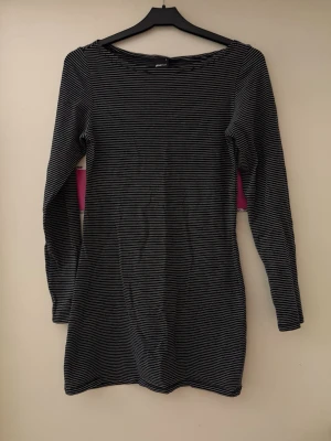 Randig långärmad kortklänning - En randig klänning med långa armar