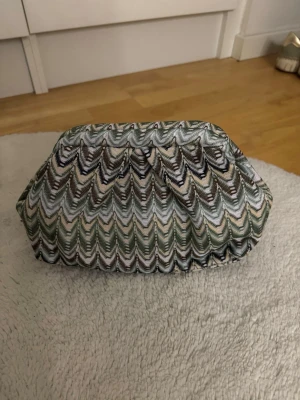 Clutch väska - Säljer denna fina väska med unikt mönster. Pris kan alltid diskuteras 💝