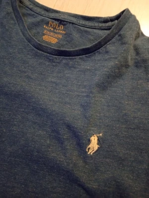 Ralph Lauren t shirt - Hej säljer en fin blå Ralph Lauren t shirt i storlek S. Pris går att diskutera.