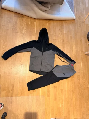 Nike grå mjukis set Nike tech ”discontinued” - Storlek M tröja och byxa är srorlek L , Be mig inte skicka bild med kläderna på då dom ej passar mig längre dom är som nya och finns ej att få tag på längre första batchen av Nike tech jätte fint skick på dom använda Max 1-2 ggr 