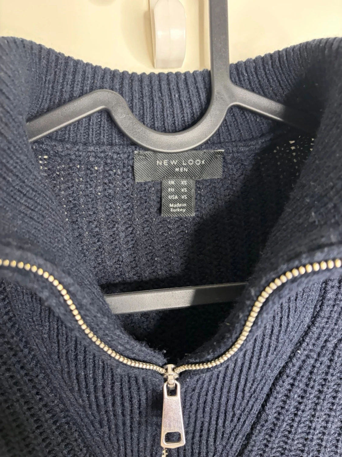 Mörkblå stickad tröja med halvzip - 2