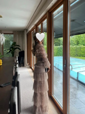 By Malina balklänning - Såå fin lång klänning från By Malina, endast använd 1 gång så i fint skick❤️ har sytt upp den lite så den passade mig som är 1,60, hade även klackar och då gick den ända vägen ner❣️ nypris 4500