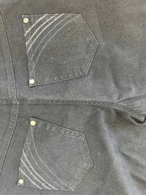 Svarta jeans med mönstrade fickor  -  Ett par svarta jeans med raka ben med glitter/stenar på bakfickorna. Stilrena, snygg tvätt med utstickande detaljer. Midwaist 🍸jag är 170 och de sitter fint i längden på mig
