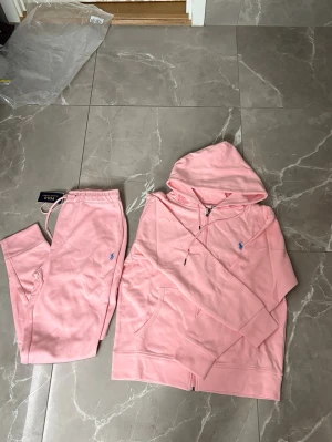 Rosa set storlek S-  Polo Ralph Lauren - Har flertalet tracksuits på grund av mina kontakter och använder inte dem flesta på mitt kontorsjobb. Fraktas samma dag vid köp ✈️