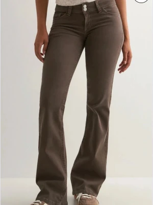 Bootcut jeans  - Snygga bruna bootcut jeans från Nelly. Jeansen har låg midja och är tillverkade i ett stretchigt bomullsmaterial för skön passform.
