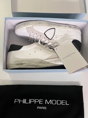Philippe Model Paris - 42 - Tja säljer ett par fina sparsamt använda Philippe Models i storlek 42 passar riktigt fint året om men speciellt nu under våren och när sommaren är runt hörnet, går med flera outfits och väldigt bekväma. Köpt för 3100kr säljer för 1899kr men pris är aldrig satt i sten så kom jätte gärna med bud 😊