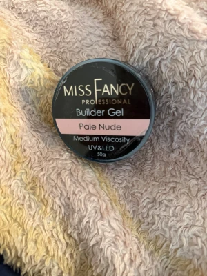 Miss Fancy Gele 50g - Säljer denna oanvända gelén från Miss fancy. Jag har slutat arbeta med MF produkter därav varför jag säljer denna. Den är helt oanvänd/oöppnad och det är 50 g i färgen pale nude. Säljer för 320! 