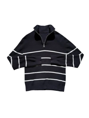 Half zip - Snygg marinblå stickad tröja med vita horisontella ränder och halv dragkedja vid halsen. Tröjan har hög krage och långa ärmar, perfekt för en stilren och avslappnad look. Materialet känns mjukt och bekvämt mot huden.