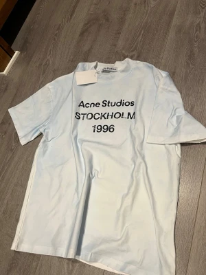 Acne Studios t-shirt - Snygg vit t-shirt från Acne Studio. Passar perfekt nu till sommaren. Nypris cirka 1999kr. Mitt pris 649. Hör av er vid minsta fråga eller fler bilder. 
